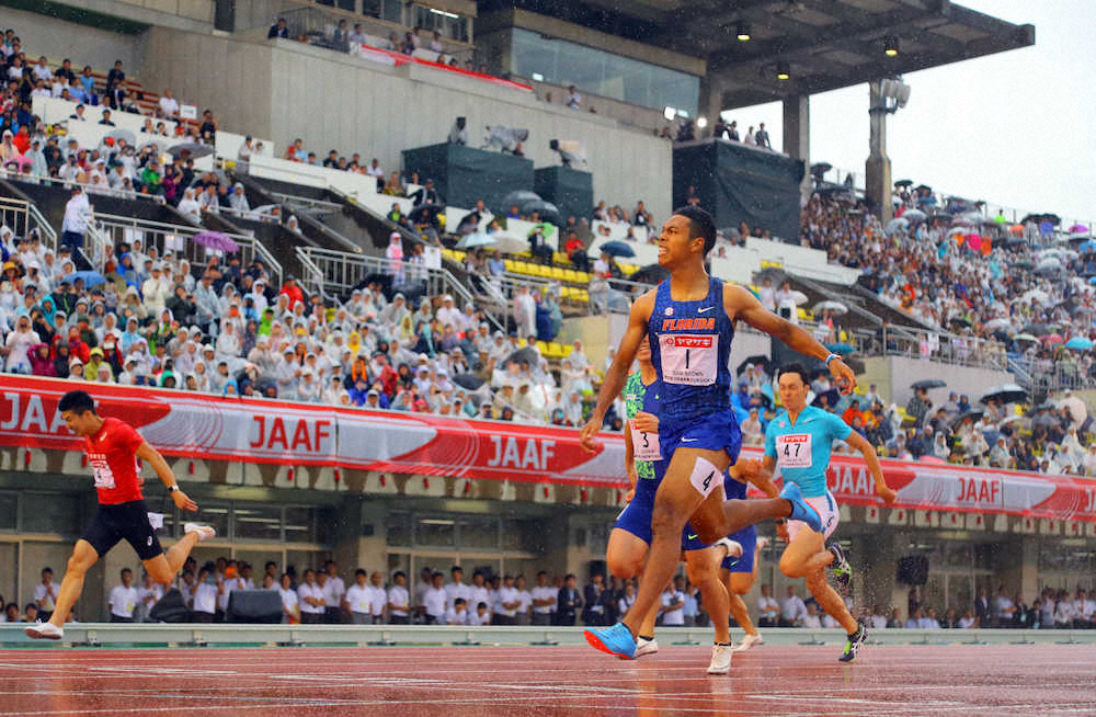 ＜第103回陸上日本選手権第4日＞男子200メートル決勝、1位でゴールするサニブラウン（右）（撮影・会津　智海）