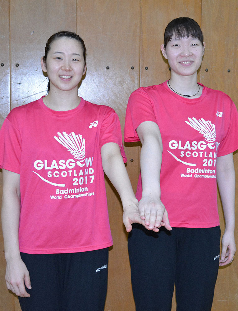 東京五輪でメダル獲得を誓う永原（左）と松本