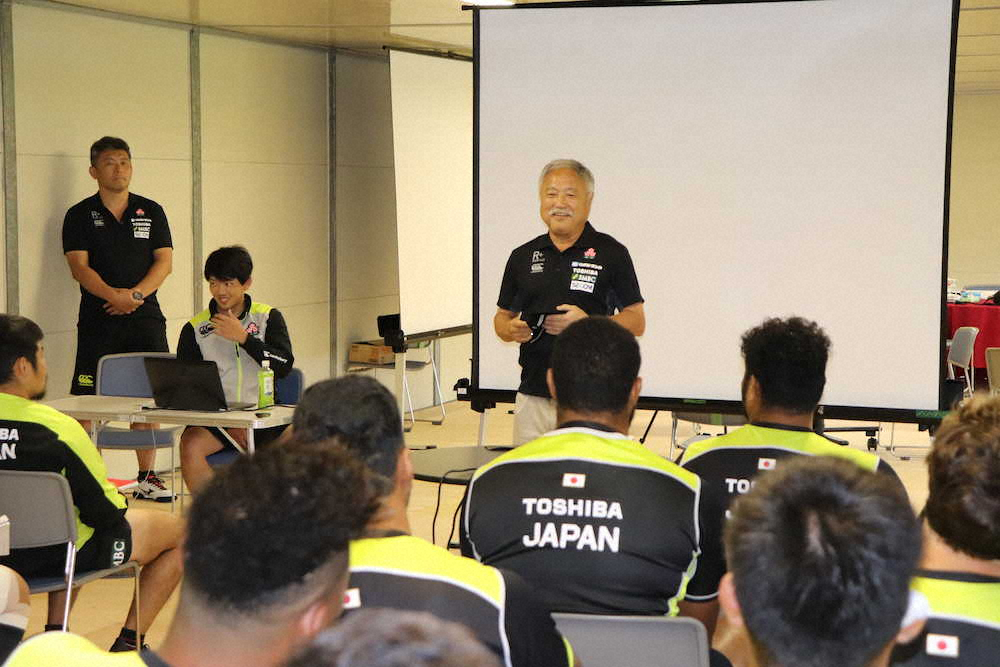 ラグビー日本代表合宿を視察し、選手を激励する日本協会の森重隆会長（撮影・中出健太郎）