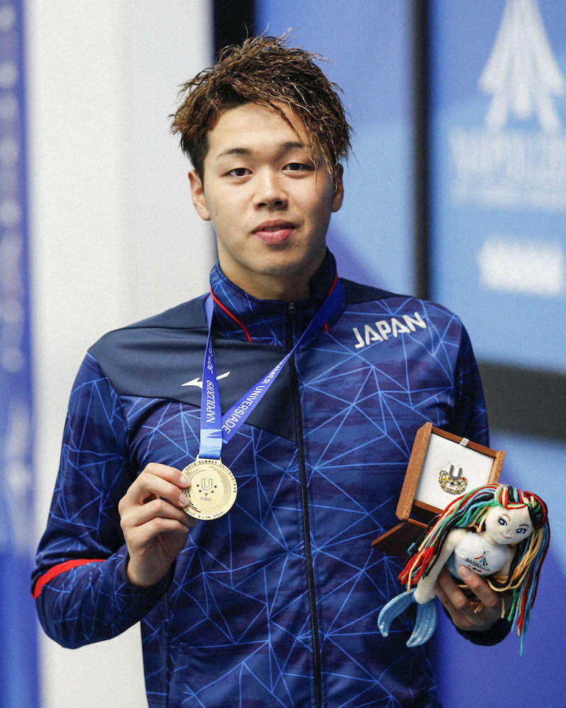 競泳男子400メートル自由形で優勝し、金メダルを手にする吉田啓