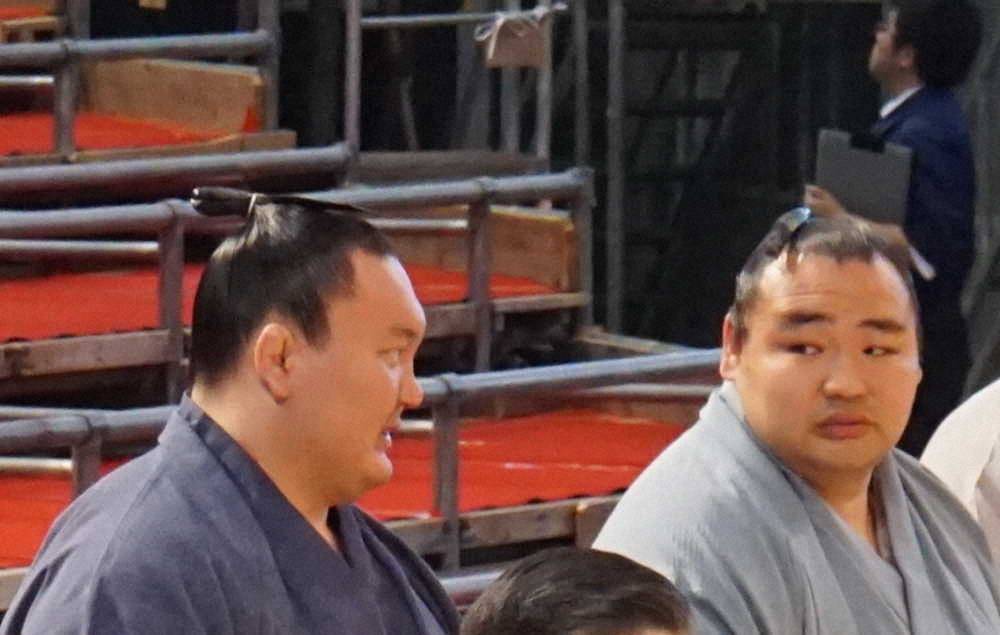 土俵祭に出席した白鵬（左）と鶴竜