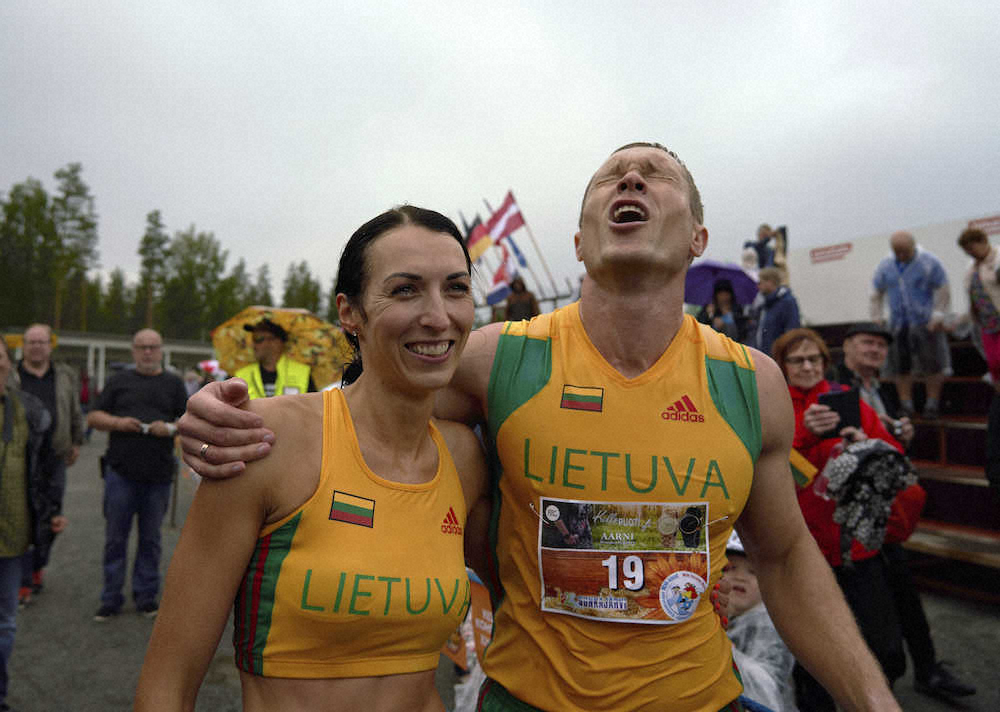 世界奥様運び選手権で優勝したリトアニアのキルキオースカス夫妻（ＡＰ）