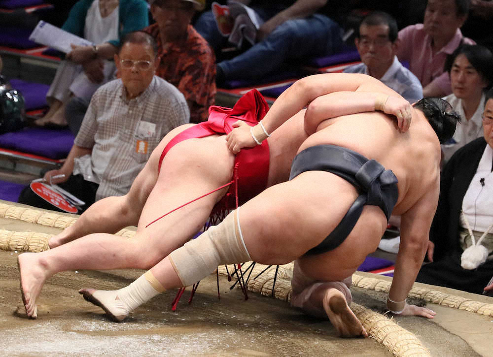 【画像・写真】最年長40歳・安美錦が右膝負傷　花道途中からは車イス「半月板かなあ」