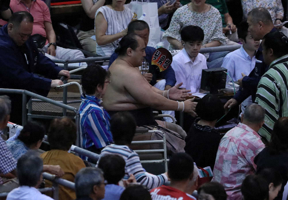 大相撲名古屋場所2日目　安美錦は寄り倒しで竜虎に敗れた時、足を痛め車いすで運ばれる（撮影・岩崎　哲也）