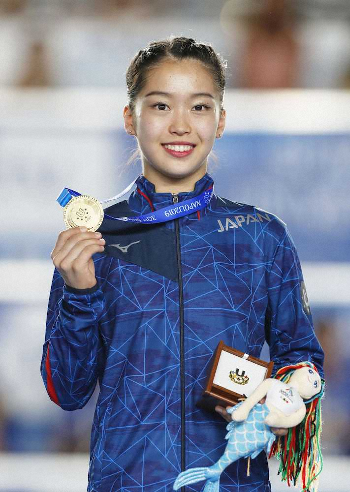 体操種目別決勝の女子平均台で優勝し、金メダルを手にする畠田瞳
