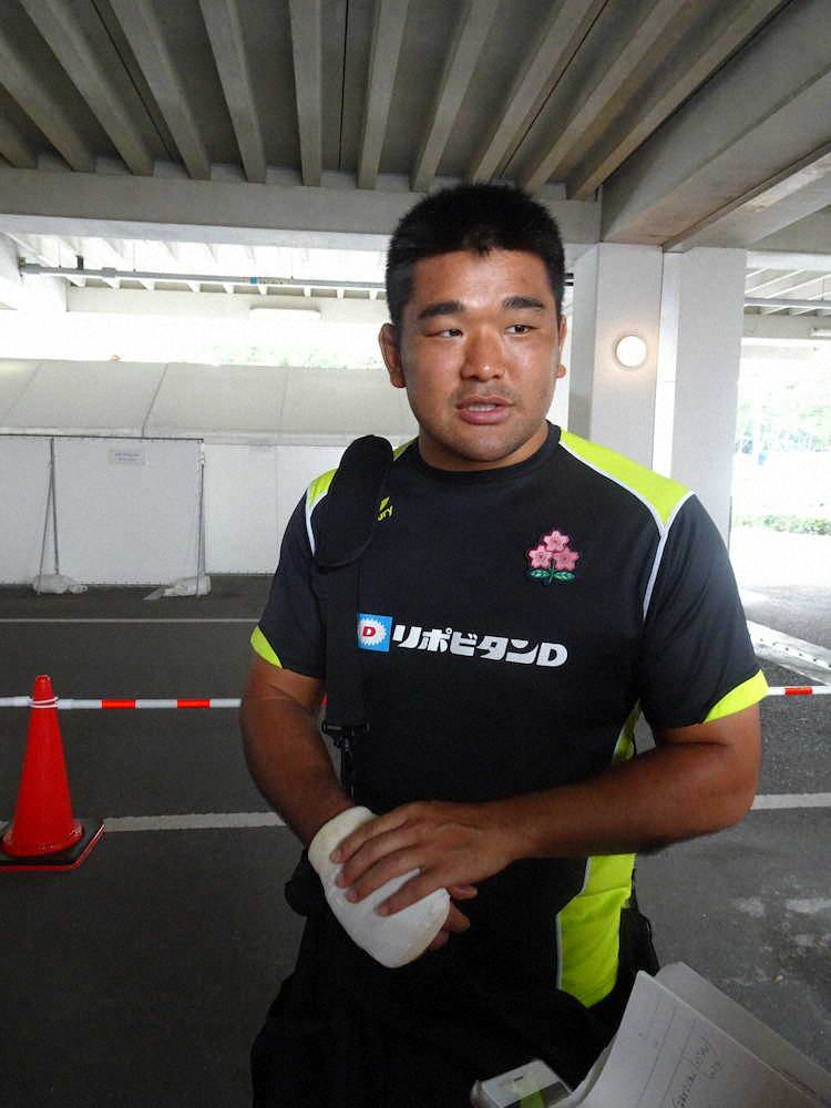 ラグビー日本代表候補のプロップ具智元は右手甲を骨折してギプス姿で練習に参加した