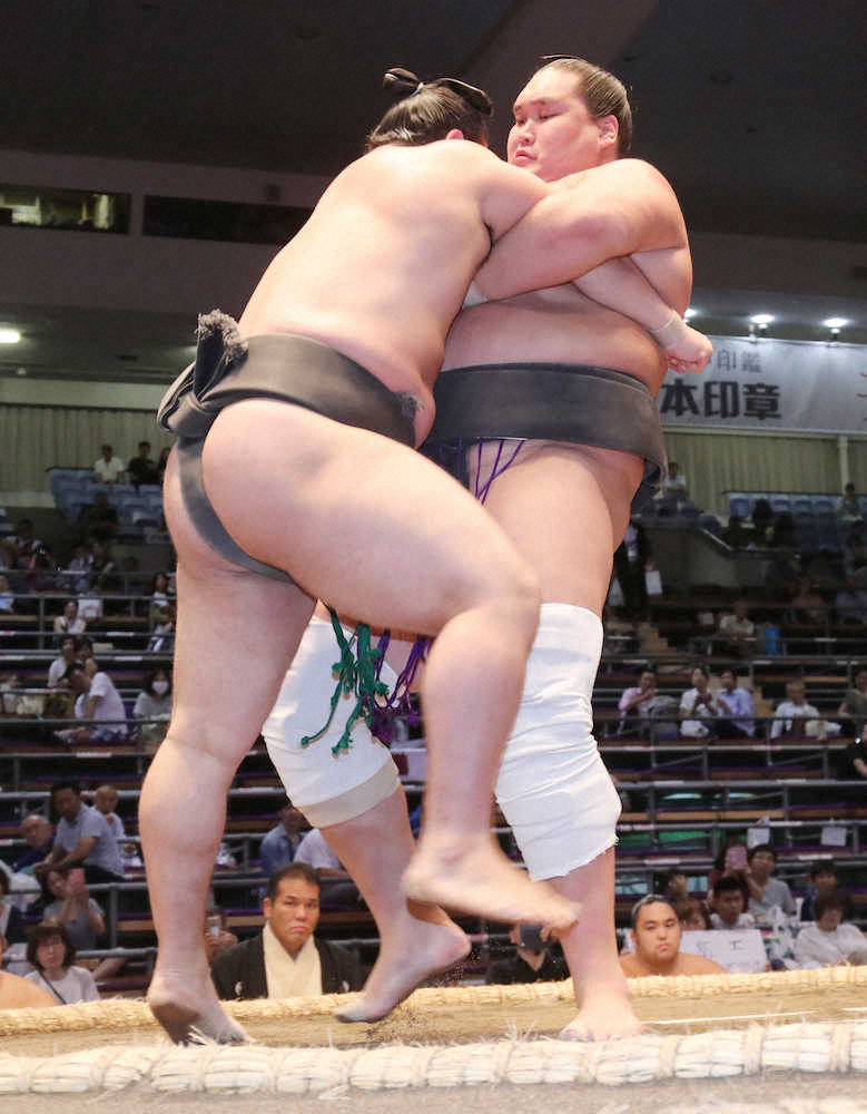 【画像・写真】照ノ富士、勝ち越しに王手　左手薬指脱臼の影響は「気合で」