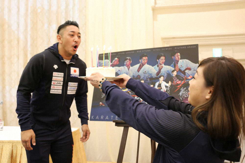 【画像・写真】空手男子形・喜友名諒　掌底打ちもロウソク消火できず苦笑い