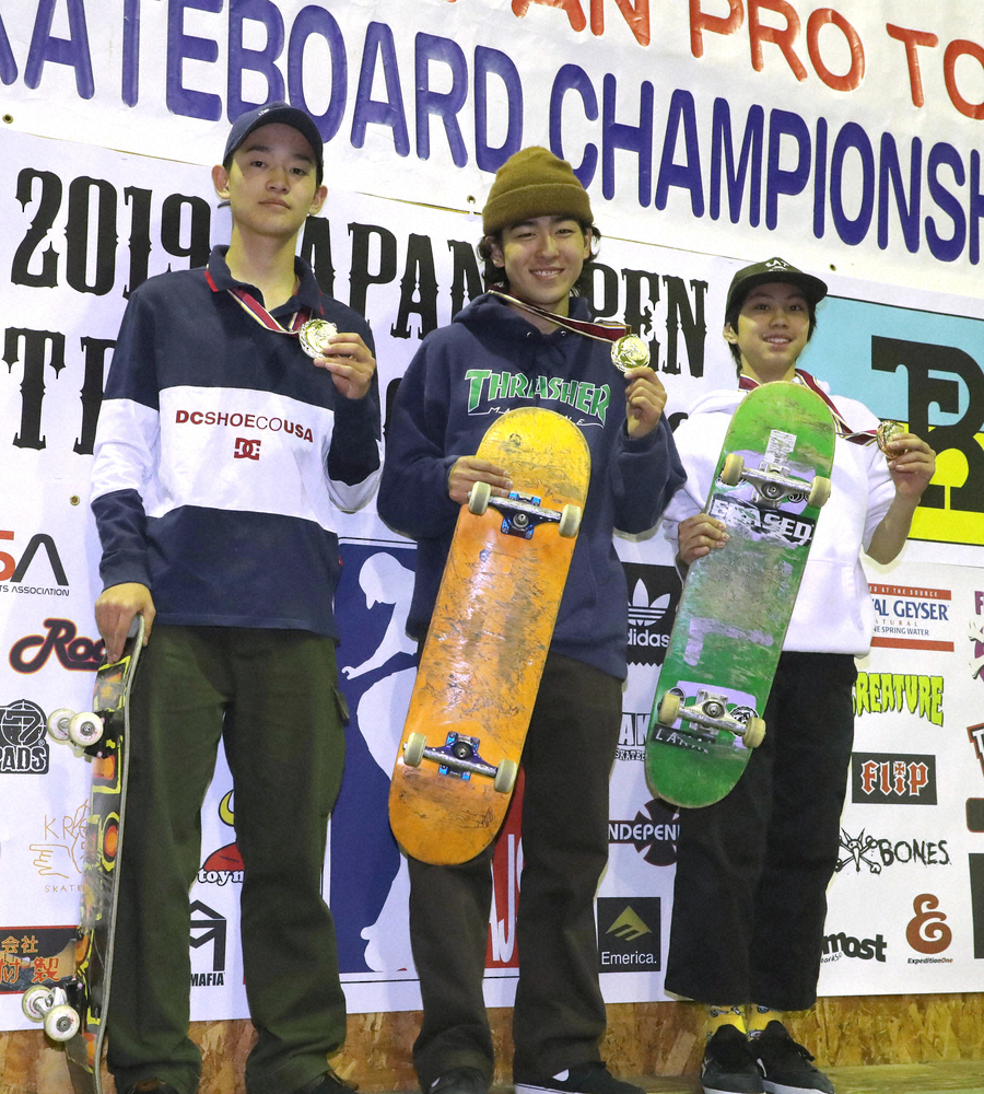 2月のスケートボード日本オープンストリート選手権で優勝した池田大亮（左は２位・白井空良、右は３位・山下京之助）