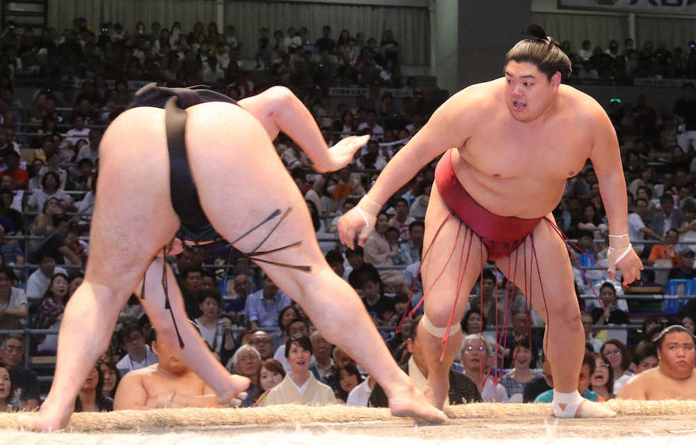 【画像・写真】阿炎　土俵際逆転勝ち!竜電との新小結対決を制す