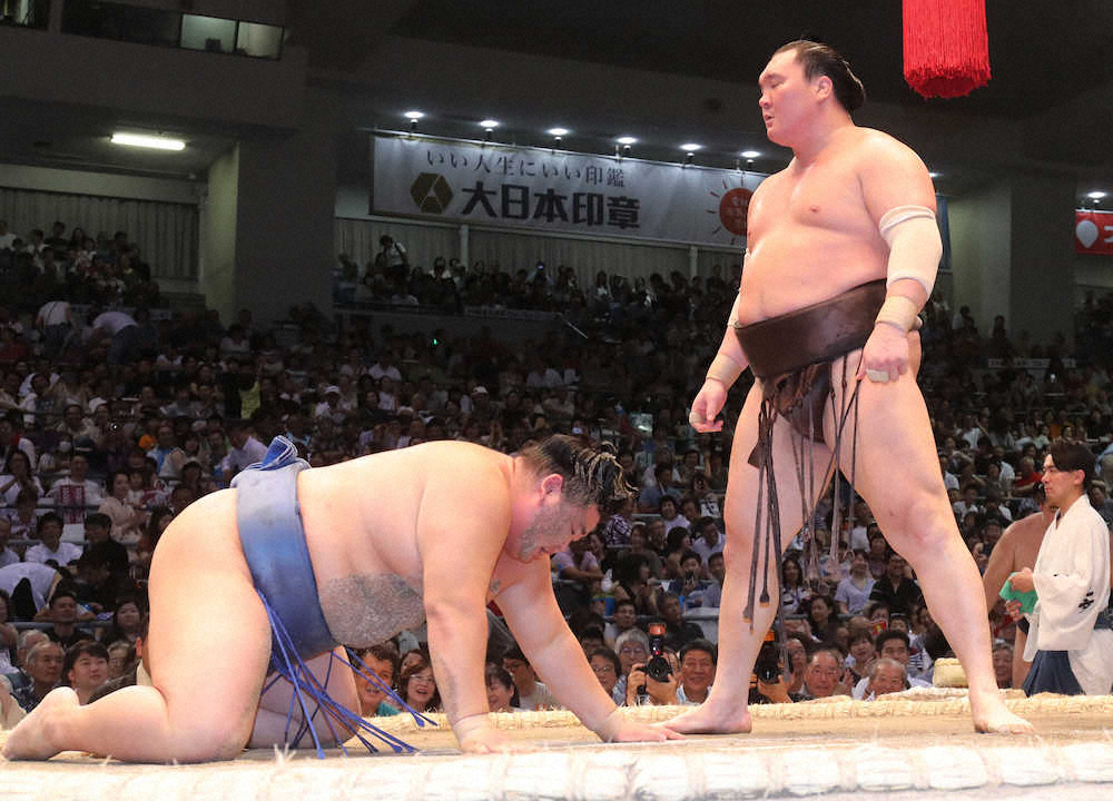 ＜大相撲名古屋場所8日目＞8連勝を飾った白鵬は、泥だらけの正代（左）の前で仁王立ち（撮影・椎名　航）