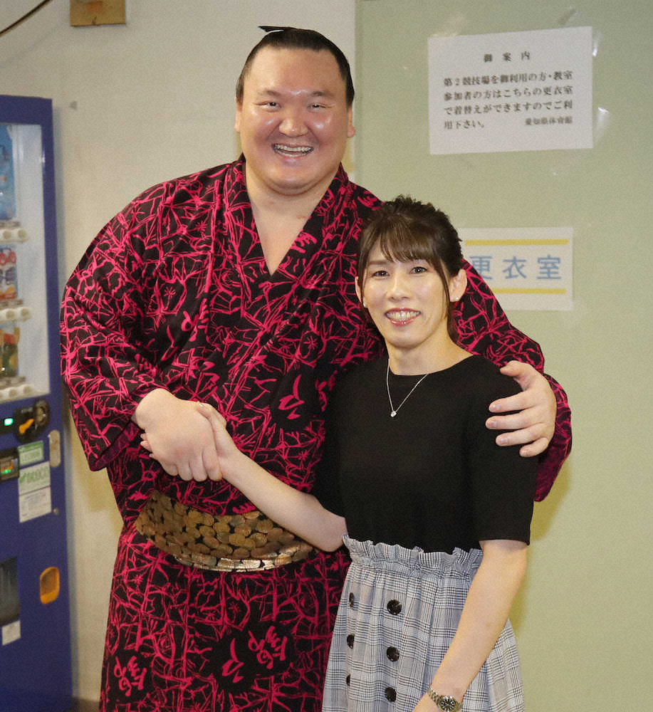 ＜大相撲名古屋場所8日目＞テレビにゲスト出演した吉田沙保里さん（右）と笑顔で握手する白鵬（撮影・椎名　航）