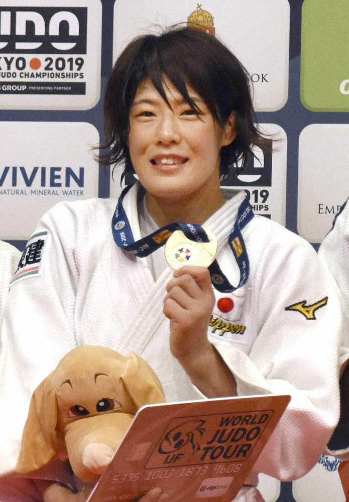金メダルを掲げる女子63キロ級の土井雅子