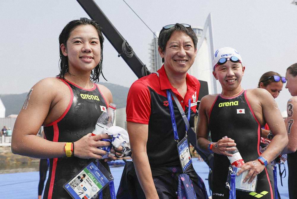女子10キロのレースを終え、鈴木大地スポーツ庁長官（中央）と写真に