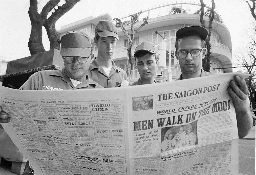 ベトナムで新聞を読む米国の兵士たち（AP）