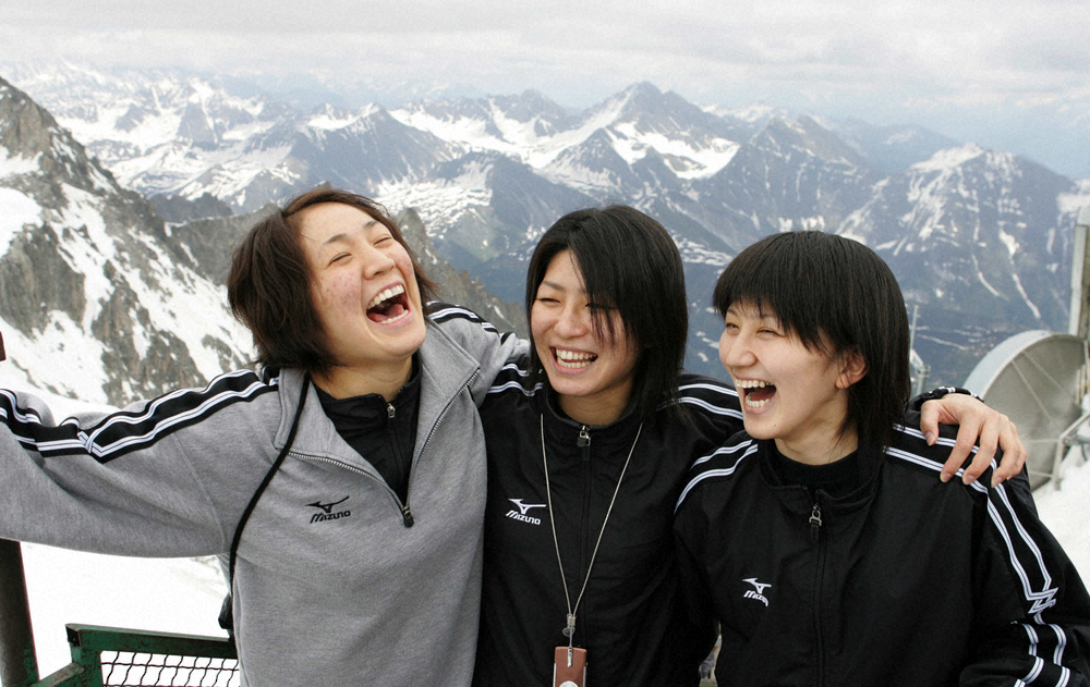 ＜女子バレー欧州遠征＞モンブランを望む標高3462メートルの展望台で、笑顔を見せる高橋みゆき、大友愛、杉山祥子（2004年撮影）