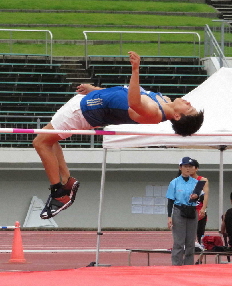 男子走高跳で日本記録を更新した成田
