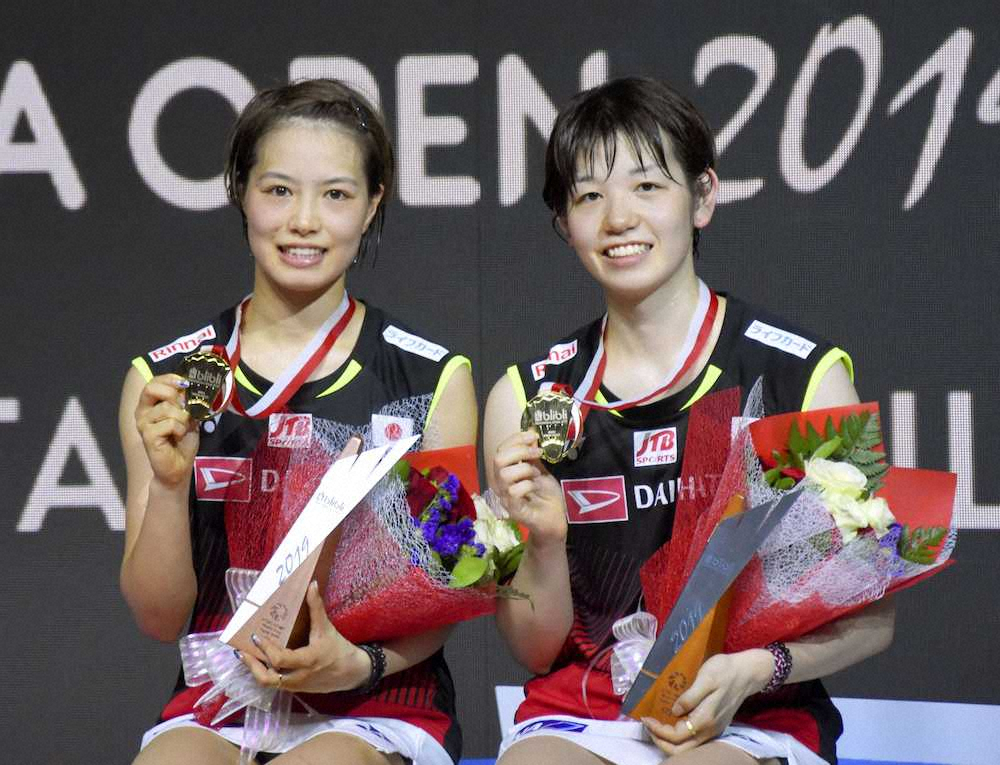 女子ダブルスで2連覇を達成し、メダルを手に笑顔の福島（左）、広田組
