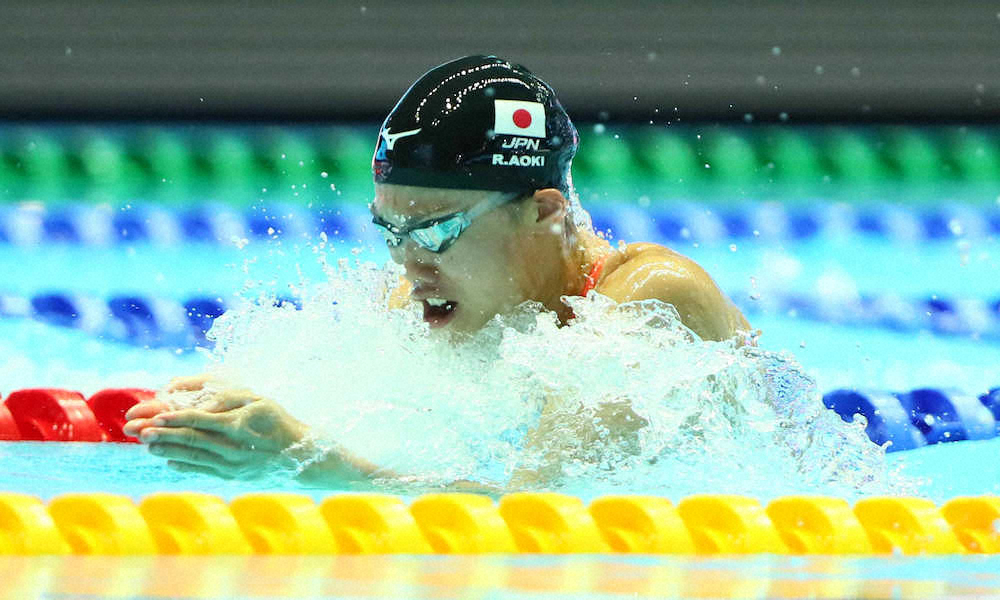女子100メートル平泳ぎ決勝で懸命に泳ぐ青木（撮影・会津　智海）