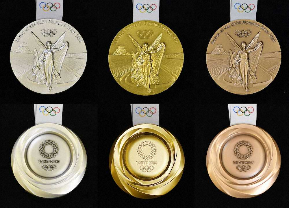 　2020年東京五輪の（左から）銀、金、銅の各メダル。表（上）にはギリシャ神話の勝利の女神ニケが描かれ、裏は立体的にうずが巻いているような形状をしている