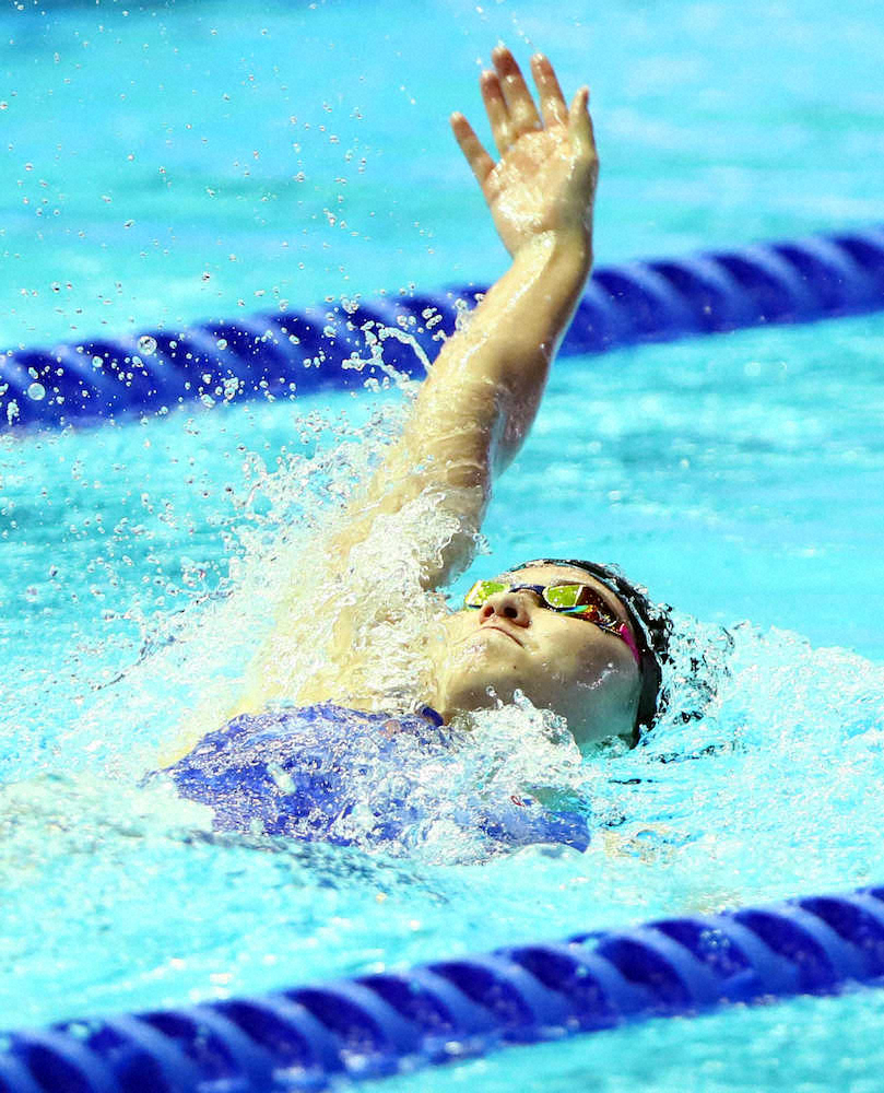 女子100メートル背泳ぎ決勝で懸命に泳ぐ酒井（撮影・会津　智海）