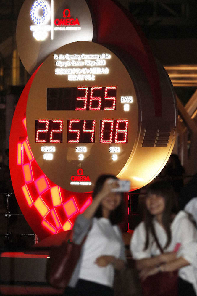 東京五輪の開幕まで1年となり、JR東京駅前に設置された「カウントダウンクロック」＝24日夜、東京・丸の内