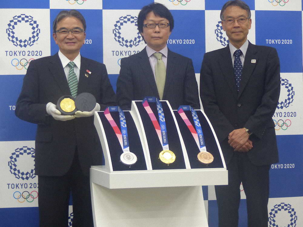 東京五輪メダルデザイン記者会見に出席した（左から）宮田亮平座長、川西純市氏、古宮正章氏（撮影・安田健二）