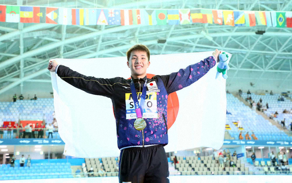 男子200メートル個人メドレー表彰、優勝し日本国旗を掲げる瀬戸（撮影・会津　智海）