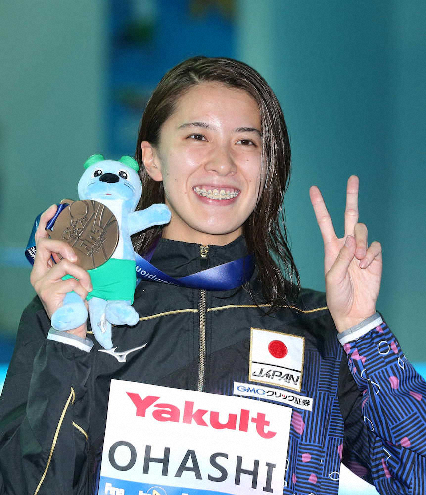 ＜世界水泳光州2019＞女子400メートル個人メドレー表彰、メダルを手に笑顔でピースする大橋（撮影・会津　智海）