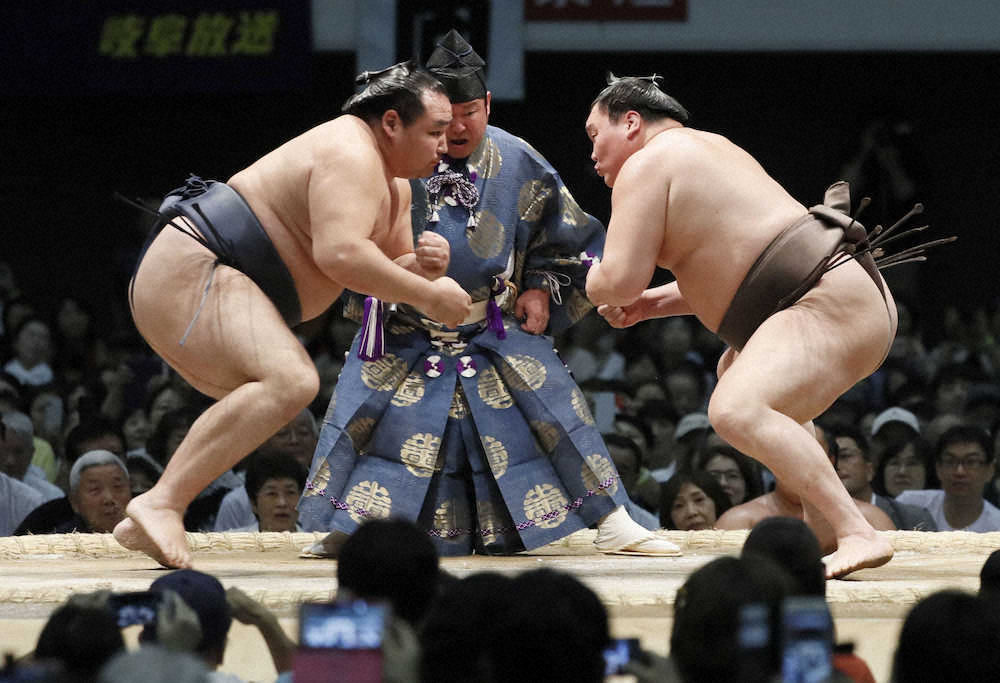 大相撲夏巡業が始まり、取組で対戦する鶴竜（左）と白鵬