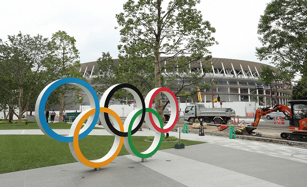 2020年東京五輪・パラリンピックに向けて、報道陣に公開された五輪のモニュメントと新国立競技場