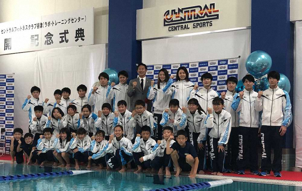 体操の谷川航（後列左から3人目）、競泳の松元（同5人目）らはジュニア選手たちと記念撮影。後列中央は鈴木スポーツ庁長官