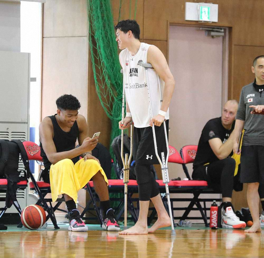 ＜バスケットボール日本代表・公開練習＞松葉杖で練習場を後にする渡辺雄(左は八村、右はファジーカス)(撮影・吉田剛)