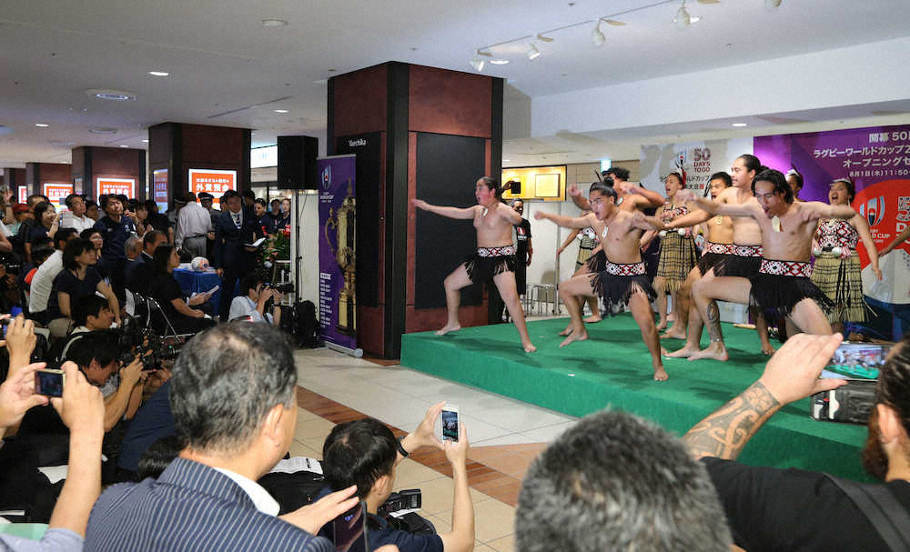 東京駅の地下街でニュージーランドの高校生による「ハカ」のパフォーマンスが行われた（撮影・吉田　剛）