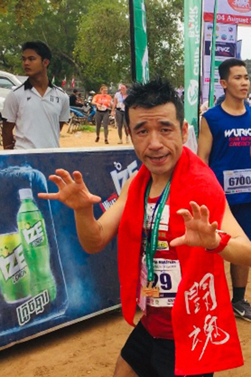 【画像・写真】猫ひろし カンボジアのマラソン大会で優勝　2時間42分47秒「緊張なく走れた」