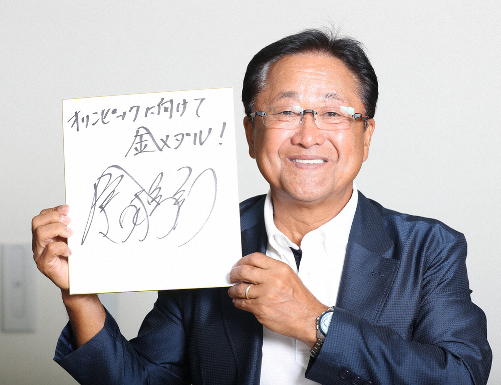 【画像・写真】＜東京五輪企画　ＰＧＡ倉本昌弘会長・インタビュー＞色紙に「金メダル」と書き込むＰＧＡ・倉本会長