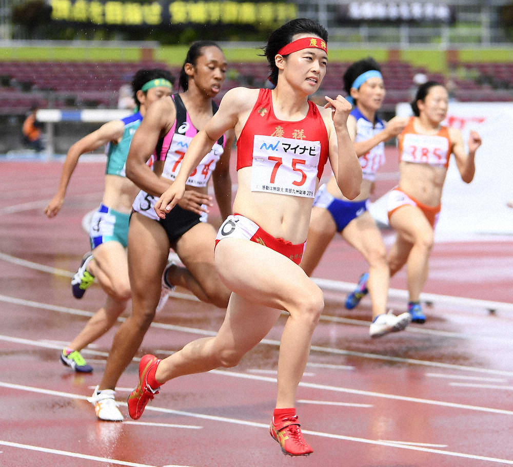 女子200メートル決勝で優勝した立命館慶祥・石堂陽奈（手前）