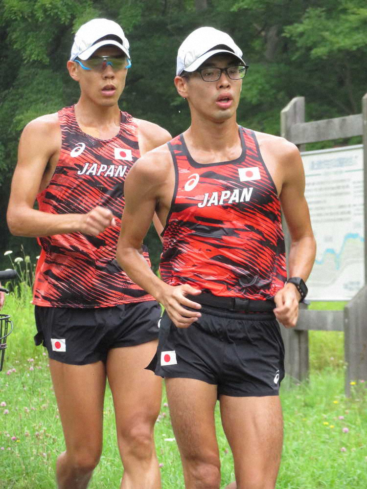 世界選手権に向けて練習する50キロ代表の鈴木（左）と20キロ代表の山西