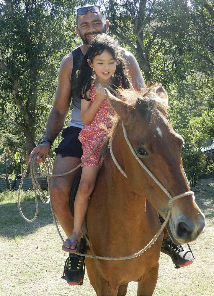 母親の故郷で馬に乗るラグビー日本代表のリーチ主将と長女アミリア真依ちゃん