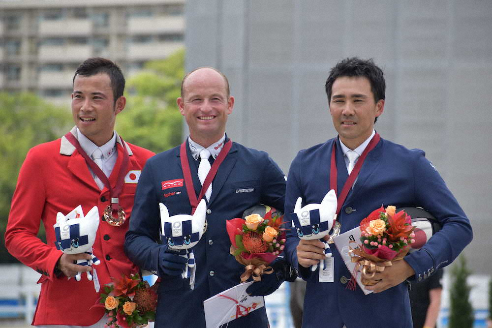 総合馬術五輪プレ大会の表彰式（左から）北島隆三、ミヒャエル・ユング、大岩義明