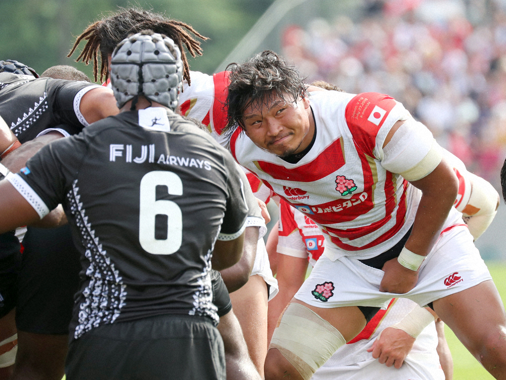 【画像・写真】ラグビーＰＮＣ第１戦＜日本代表・フィジー代表＞スクラムを組むPR稲垣（右）
