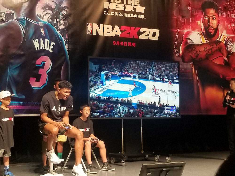 【画像・写真】八村塁　“自分”にダンク決められ敗戦…ゲームのアンバサダー就任に笑顔