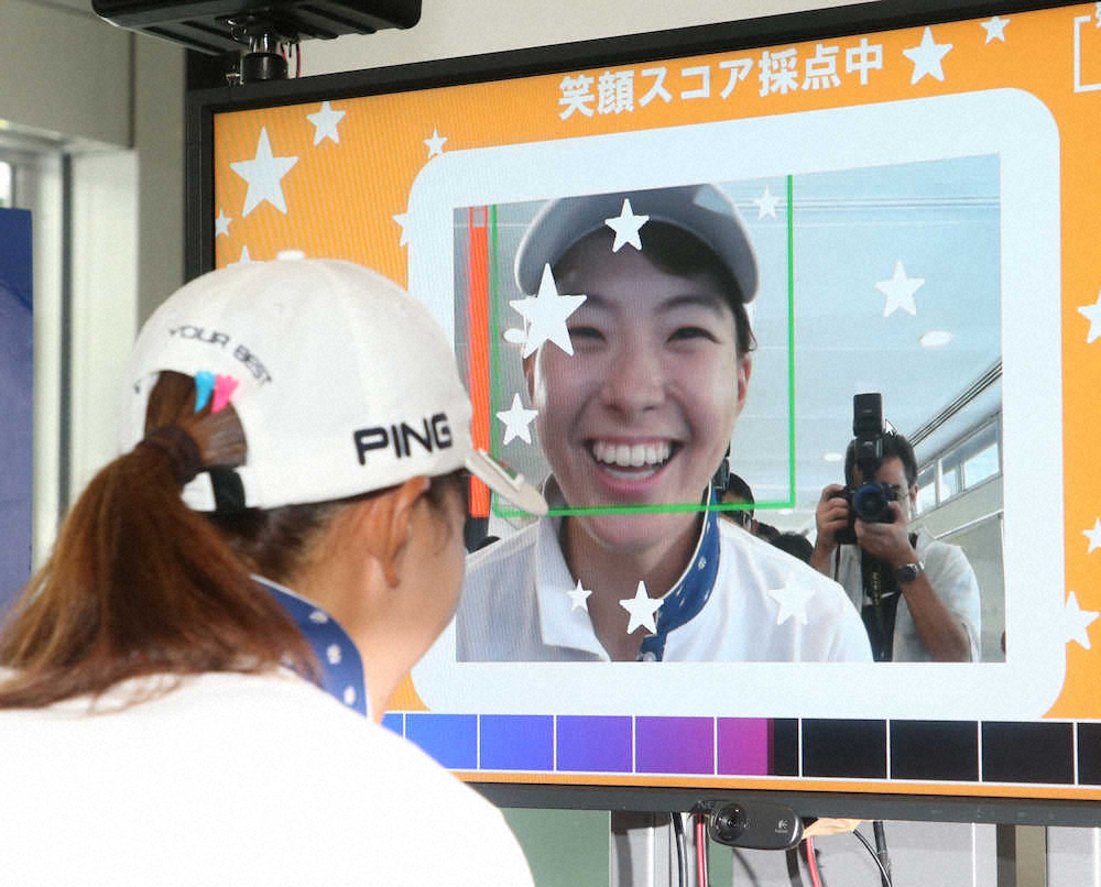 NEC軽井沢72プロアマ　顔認証技術を利用した「笑顔パワーゲーム」に挑戦した渋野（撮影・西川祐介）