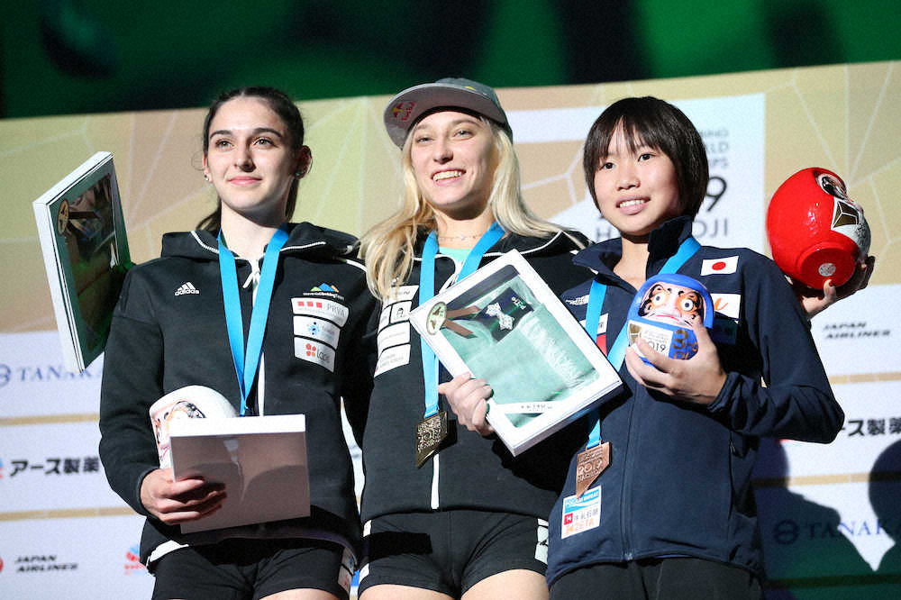 女子リード決勝、表彰式で笑顔を見せる（右から）銅メダルの森秋彩、金メダルのヤンヤ・ガルンブレト、銀メダルのミア・クランプル（撮影・小海途　良幹）