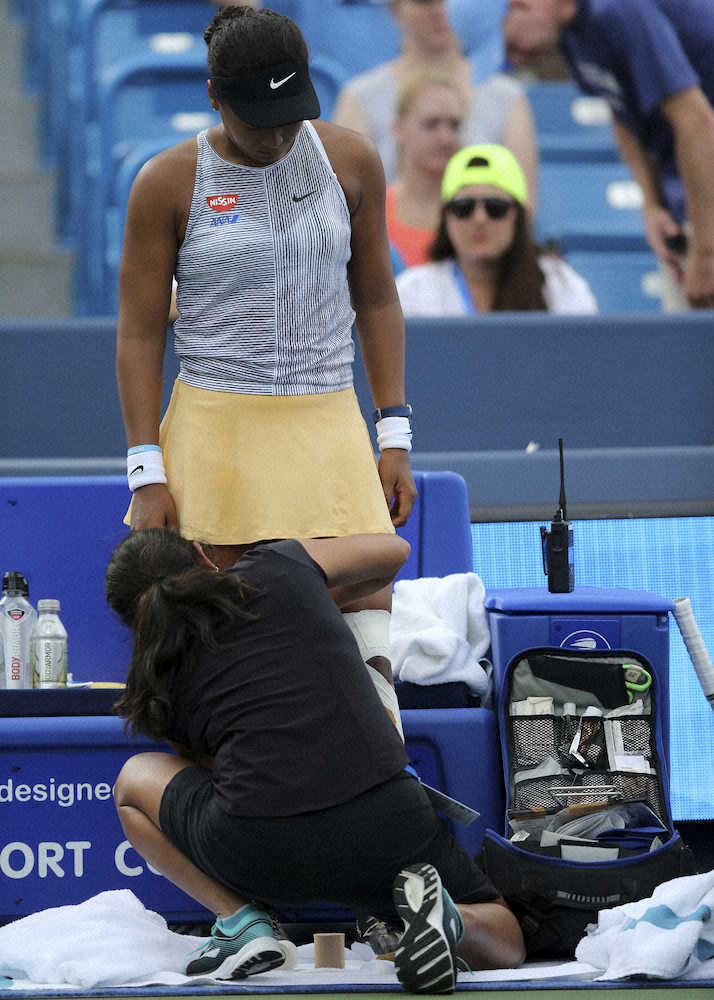 ウエスタン・アンド・サザン・オープン女子シングルス準々決勝、試合中にトレーナーにひざを治療してもらう大坂（AP）