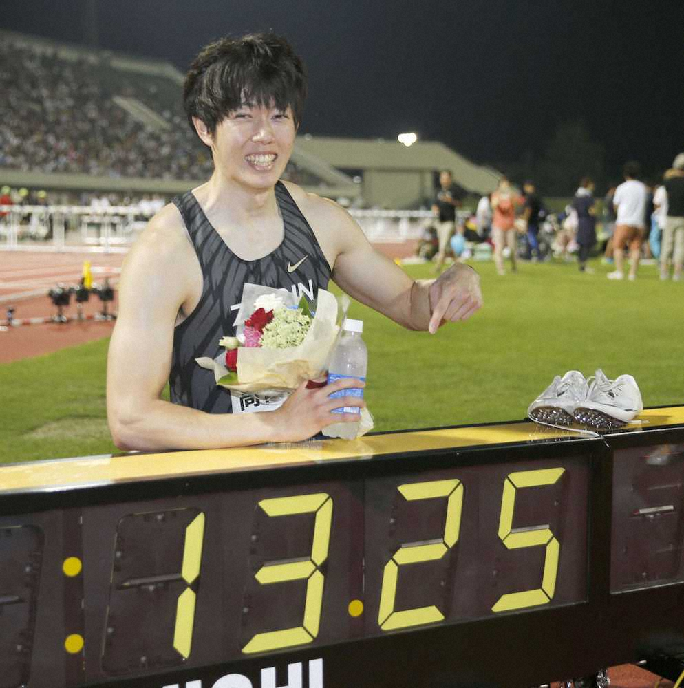 　男子110メートル障害　13秒25の日本新記録をマークして優勝し、笑顔を見せる高山峻野