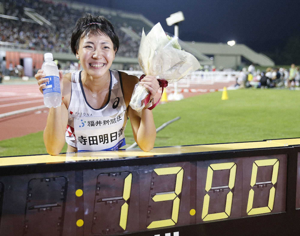 女子100メートル障害で日本記録に並ぶ13秒00をマークし、笑顔を見せる寺田