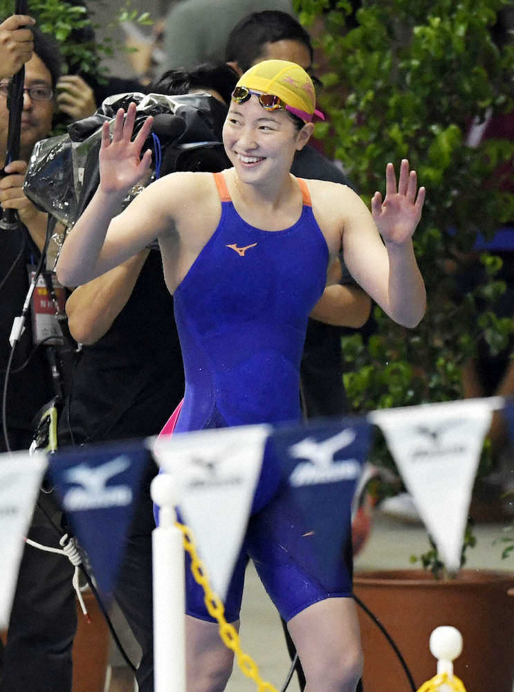 全国高校総体・競泳　女子100メートル背泳ぎで優勝し歓声に応える武南・酒井