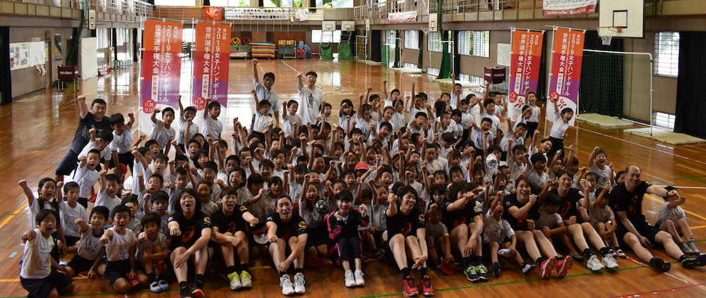 詫間西小の3年生たちと交流した田中美久（最前列中央）とおりひめジャパンメンバーら