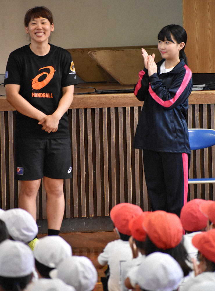 おりひめジャパンの鮫島彩（左）に拍手を送る田中美久